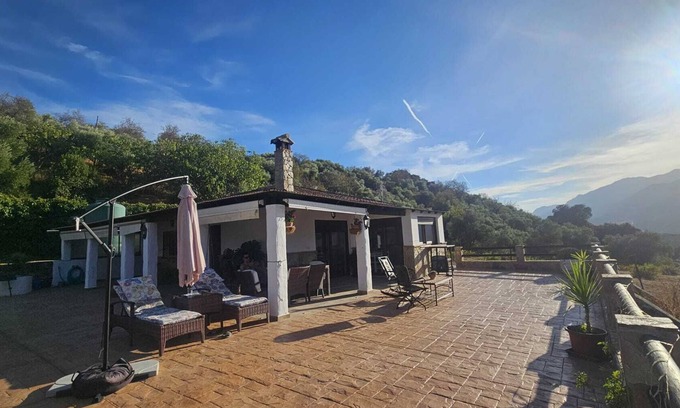 Jimera de Libar Chalet De Esquí | El Higuerón. Un refugio con espectaculares vistas a la montaña.
