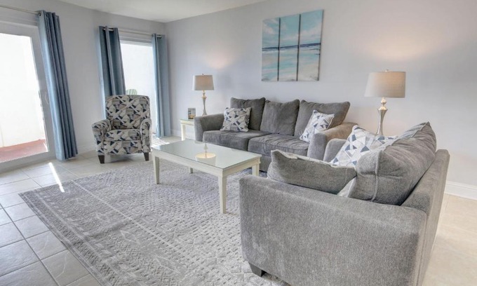 Fort Walton Beach Casa | El Matador 455 - Gulf front with views of the Gulf and pool - Includes seasonal beach service!