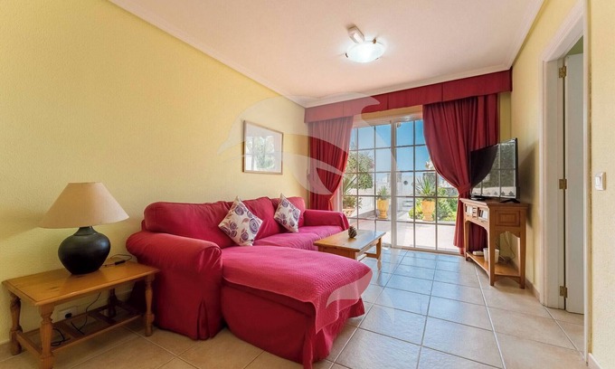 Arenas del Mar Apartamento | El Médano Apartment with Pool and Garden Views