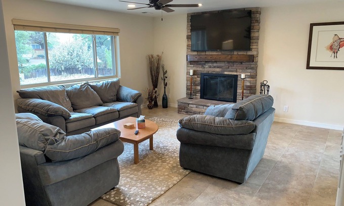 Rio Rancho Casa | El Nido del Sol Great Location 4 bdrms close to Intel Rust Medical Balloon Park