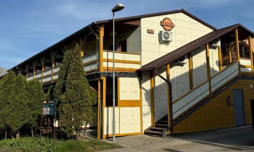 Sturovo Apartamento | EL PASO ubytovanie chata J9 - J13 v areáli kúpaliska