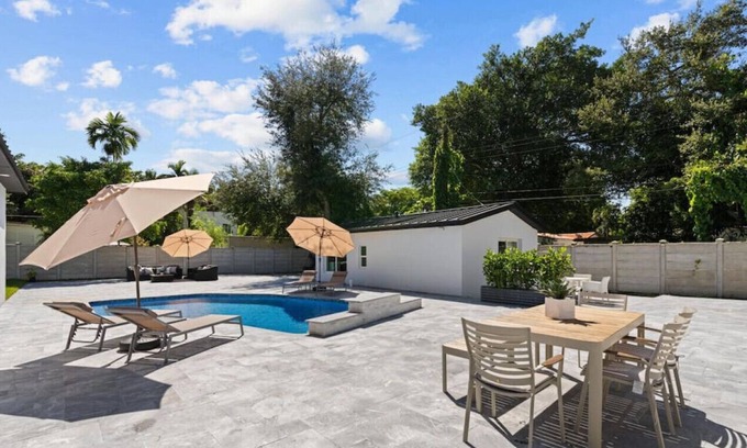El Portal Casa | El Portal Oasis with Pool, BBQ, 3BR, Studio Gem