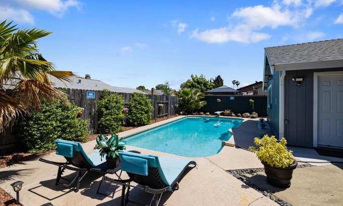 Sacramento Casa | MOUNT MORIAH with big pool, big trees & attractive.