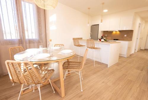 Beceite Apartamento | El sueño del Búho 3. Chimenea y terraza.