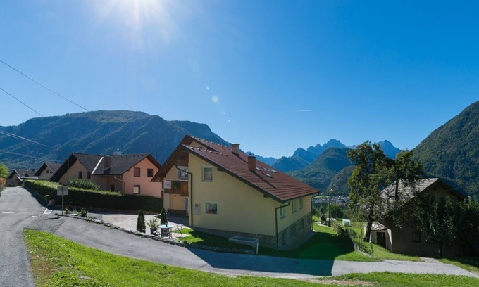 Dovje Apartamento | Ela Apartments - 1, apartamento de un dormitorio en el pueblo alpino de Dovje (para 2-4)