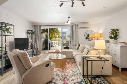 Elanora Casa | Elanora Oasis - Lakefront Serenity and Resort Living