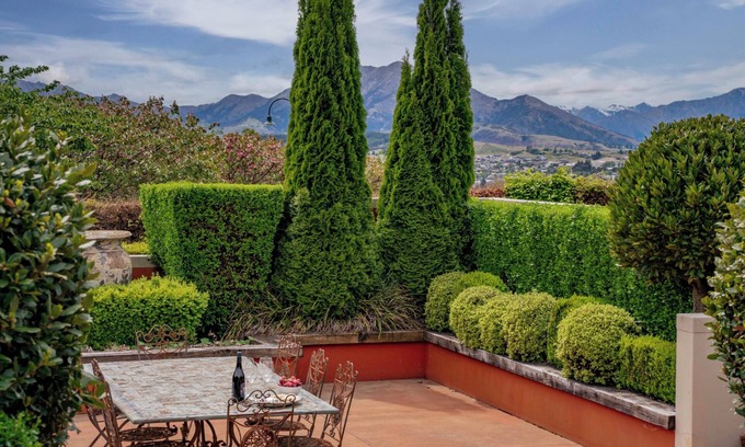 Wanaka Casa | Elderberry Wine - Wanaka Holiday Home