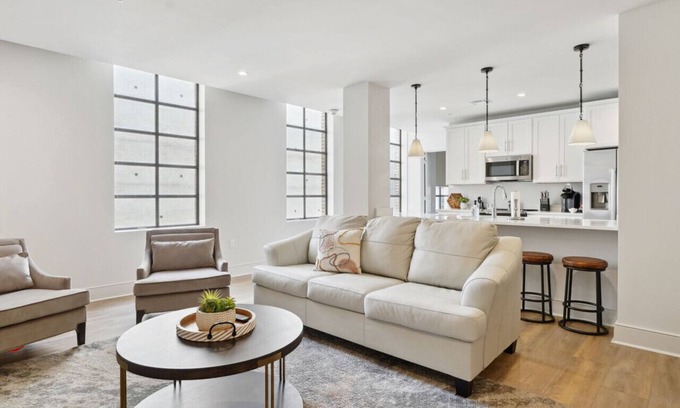 Central Business District Hotel | Elegant Downtown Unit near French Quarter & Superdome w/ rooftop pool + hot tub