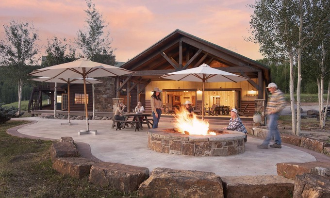 Paonia Cabina | Electric Mountain Lodge: Mountain Views/Restaurant/Bar/Events/Snowmobiles | 2