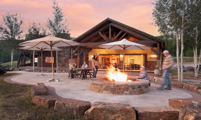 Paonia Cabina | Electric Mountain Lodge: Remodeled/Views/Restaurant/Bar/Events/Snowmobiles | 1