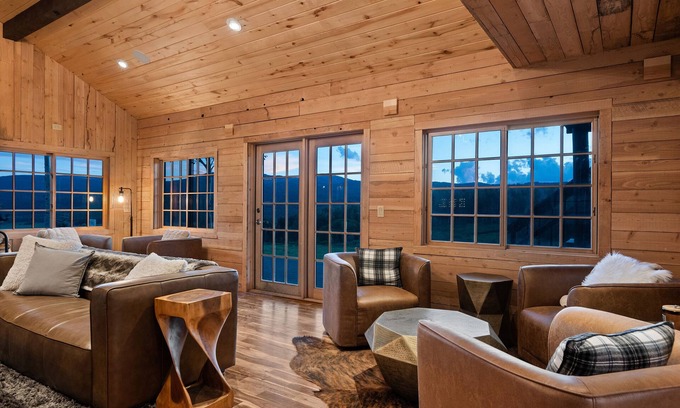 Paonia Cabina | Electric Mountain Lodge: Mountain Views/Restaurant/Bar/Events/Snowmobiles | 9