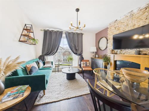 Mylor Churchtown Apartamento | Elegant 1-Bed Apt | Central Falmouth | Parking & WiFi | Lockbox Entry | Walk to Town & Pubs | Quiet Residential Road | Top Floor Apartment | Near Train Stations & Beaches