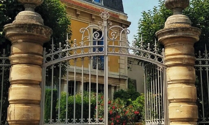 Olonzac Apartamento | Elegant 1 bed garden apartment in a Château near the Canal Du Midi at Homps !