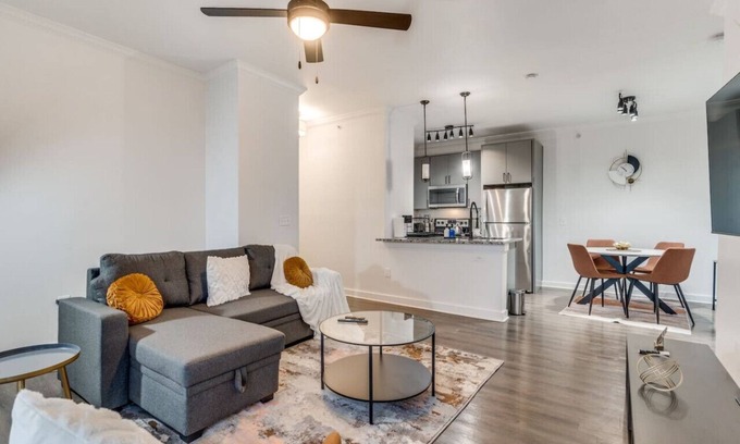McNeil Apartamento | Elegant 1 Bedroom with resort style pool near The Domain