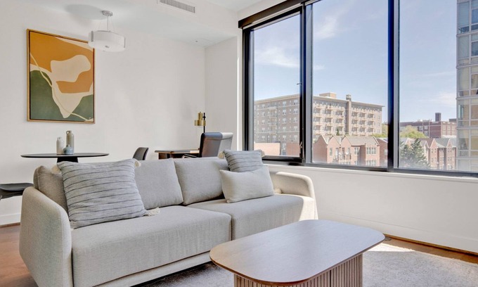 Columbia Heights Apartamento | Elegant 14th St 1BR w/ Gym, W/D & Lounge, walk to Metro, by Blueground