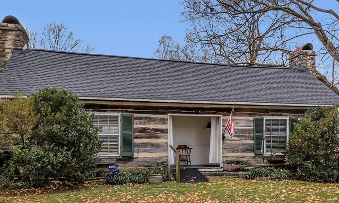 Franklin Cabina | Elegant 1800's cabin in charming downtown Franklin 25 min South of Nashville