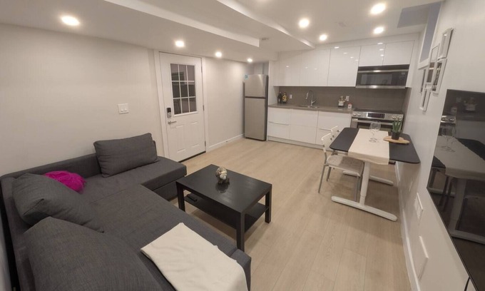 Richmond Hill Casa | Elegant 1BR Apartment w/Private Entrance & Parking