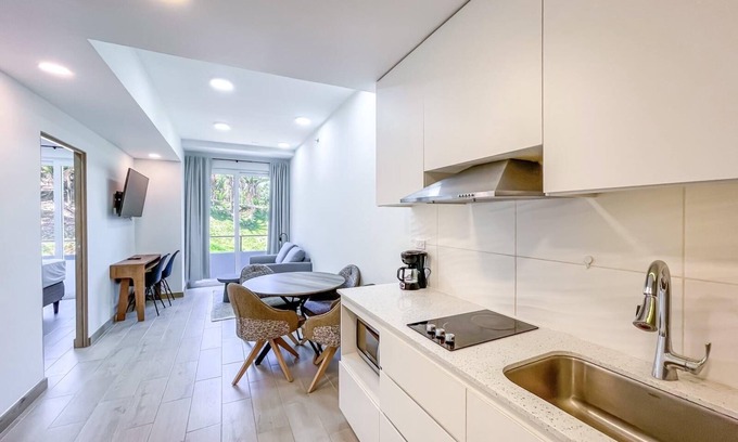 Crawfish Rock Condominio | Elegant 1BR in Duna Residences