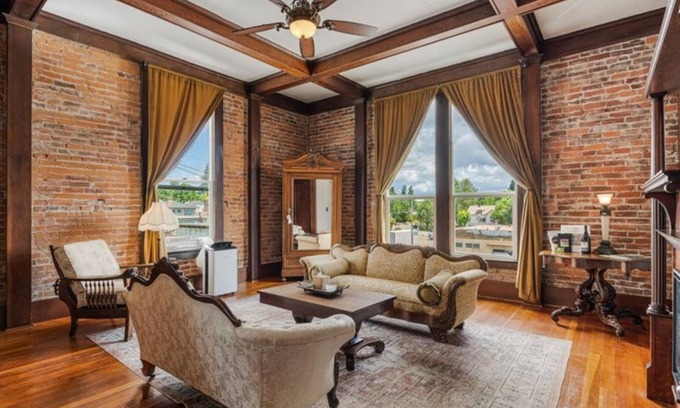 Newberg Condominio | Elegant 1BR Loft in Historic Downtown Newberg – The 1888