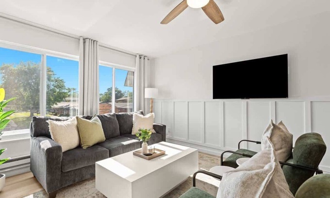 Royal Oak Apartamento | Elegant 1BR Upper Suite | Renovated King Bedroom