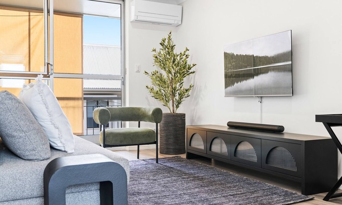 Hawthorne Apartamento | Elegant 2-Bed with Balcony by Parks and Amenities