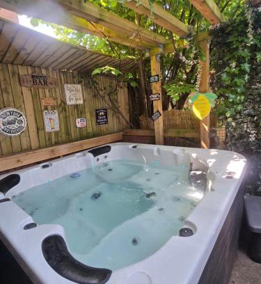 Liverpool Casa | Elegant 2 bed with hot tub and a host of amenities