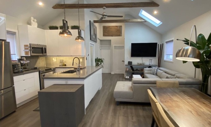 Toronto Casa | Elegant 2-Bedroom Bungalow with Outdoor Oasis and Modern Conveniences