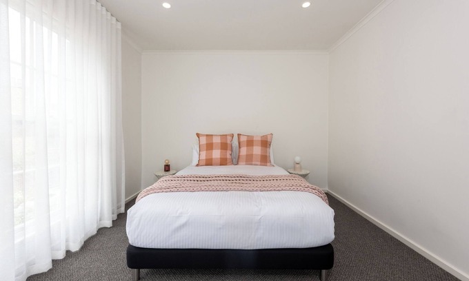 Prahran Apartamento | Elegant 2-bedroom House in Prahran w/ Parking!