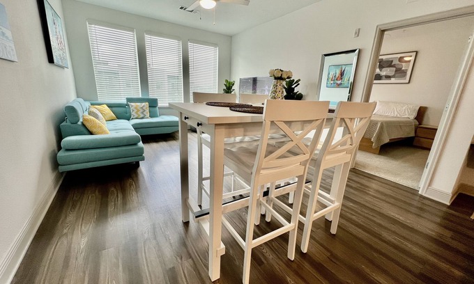 Deerwood Apartamento | Elegant 2 King Beds Southside with Pool and Gym Near Mayo Clinic UNF and Beaches