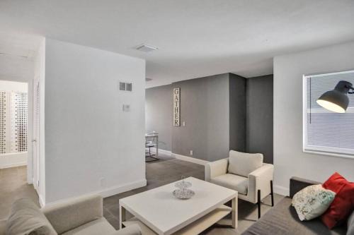 Progressive Northwest Apartamento | Elegant 2Bd Home, West Palm Beach, Steps to Beach