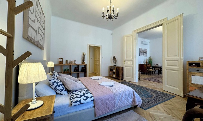 Erzsebetvaros Apartamento | Elegant 2BDR 125m2 Apartment Downtown Budapest