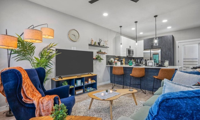 Fort Worth Casa | Elegant 2BDTownhouse: 7St Walkable, Modish & Sharp