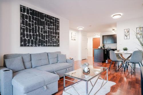Downtown Mississauga Apartamento | Elegant 2BR 2BA Condo Heart of Mississauga SQ1