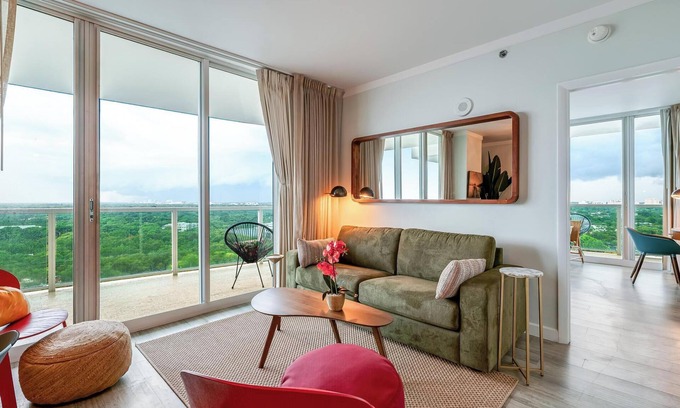 Coconut Grove Condominio | Elegant 2BR Condo at Hotel Arya | Full Kitchen, Wraparound Views, Washer/Dryer, 2 Parking Spots