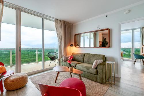 Coconut Grove Apartamento | Elegant 2BR Condo at Hotel Arya Full Kitchen Wraparound Views 2 Parking Spots