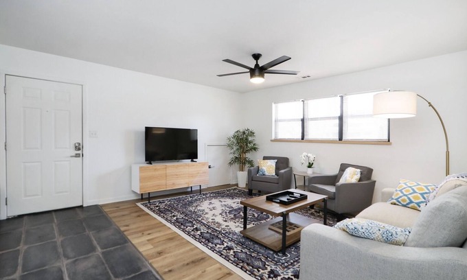 Manhattan Apartamento | Elegant 2BR Escape in Manhattan – WiFi & Parking