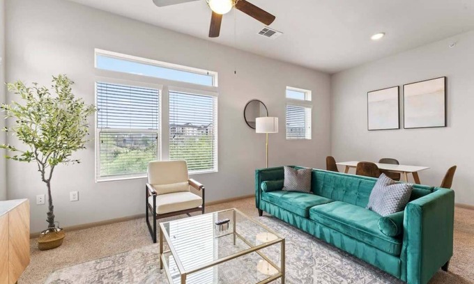 Montopolis Apartamento | Elegant 2BR king suite, fast WiFi, 8 min to DT