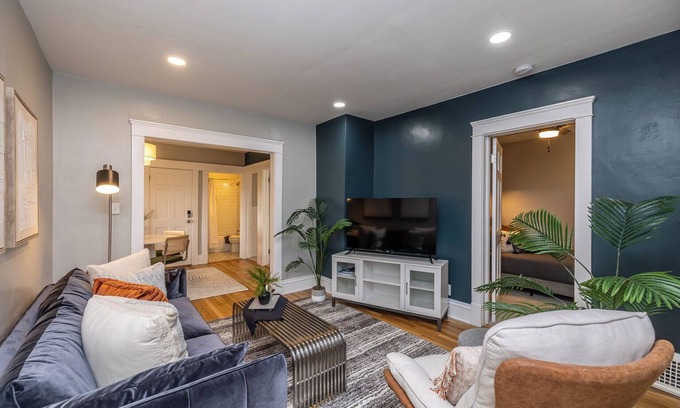Shaker Heights Apartamento | Elegant 2BR Larchmere Classic ~ Near Cleveland Clinic & Case Western University