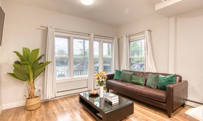 West Bronx Apartamento | Elegant 2BR Modern Oasis Brand-New Build, Luxe Touches & Lightning-Fast WiFi, AC