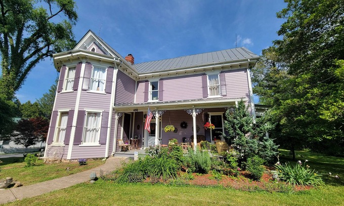 Washington Casa | Elegant 3 bdr/3 bath home in the village of Little Washington! Gourmet kitchen!