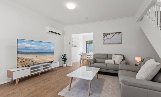 Glenelg South Casa | Elegant 3-Bed Home Steps from Sunny Glenelg Beach