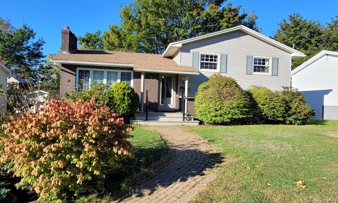Lower Sackville Casa | Elegant 3-Bedroom Haven, Private Bath + Deck & BBQ. Shared Kitchen.