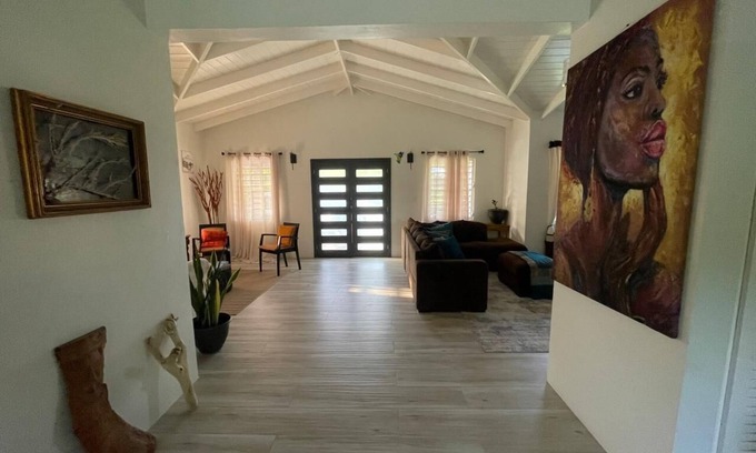 Runaway Bay Casa | Elegant 3-bedroom House with WiFi and AC near beautiful Dickenson Bay