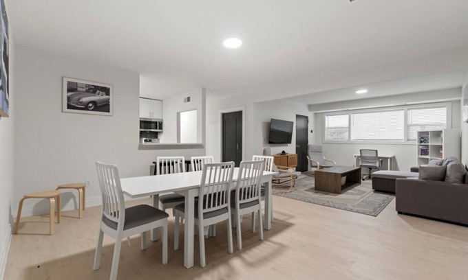 Taylor Run Condominio | Elegant 3BR Condo in Alexandria: Modern Comforts Await