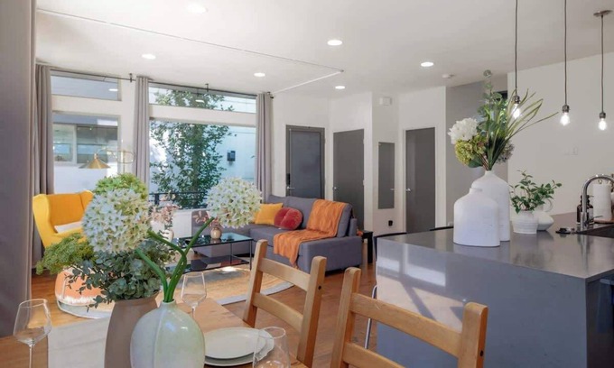 Roosevelt Casa | Elegant 3BR Home by UW w/ AC – Trendy & Spacious