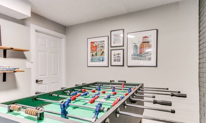 Des Moines Casa | Elegant 4BR Split Foyer - Luxe Living