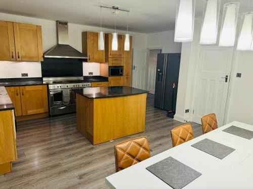 Heathfield Casa | Elegant 5 Bed house Free parking Free WiFi