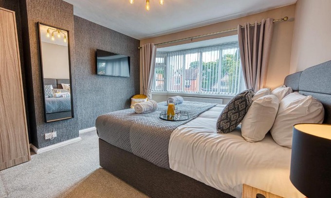 Shirley Casa | Elegant 5 Bed House - Sleeps 9, Central Solihull, NEC, JLR, HS2, Resorts World, Airport Business and Leisure Stays,