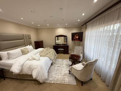 Bedfordview Casa | Elegant 5BR House with Pool, Gourmet Kitchen and Reliable Generator