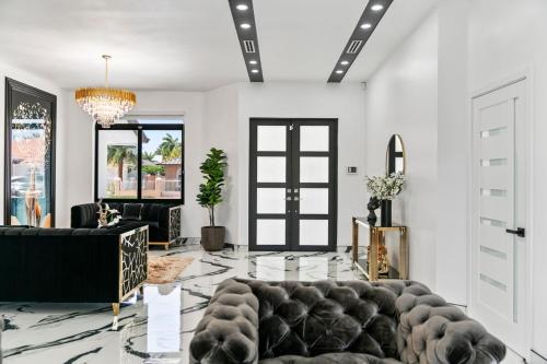 Tamiami Casa | Elegant 5BR Stay with Pool, Games and BBQ Fun L87